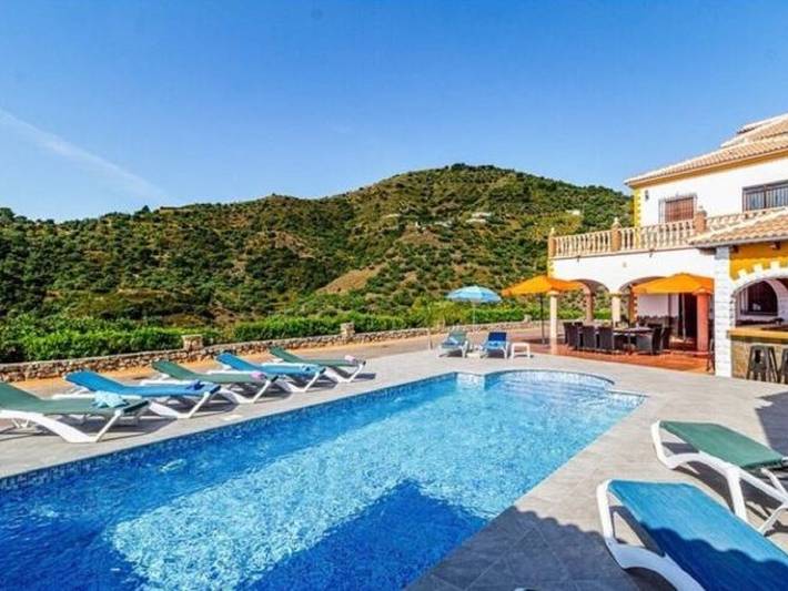 Ferienhaus für 12 Personen, mit Balkon/Terrasse und Balkon sowie Terrasse und Pool in Sayalonga