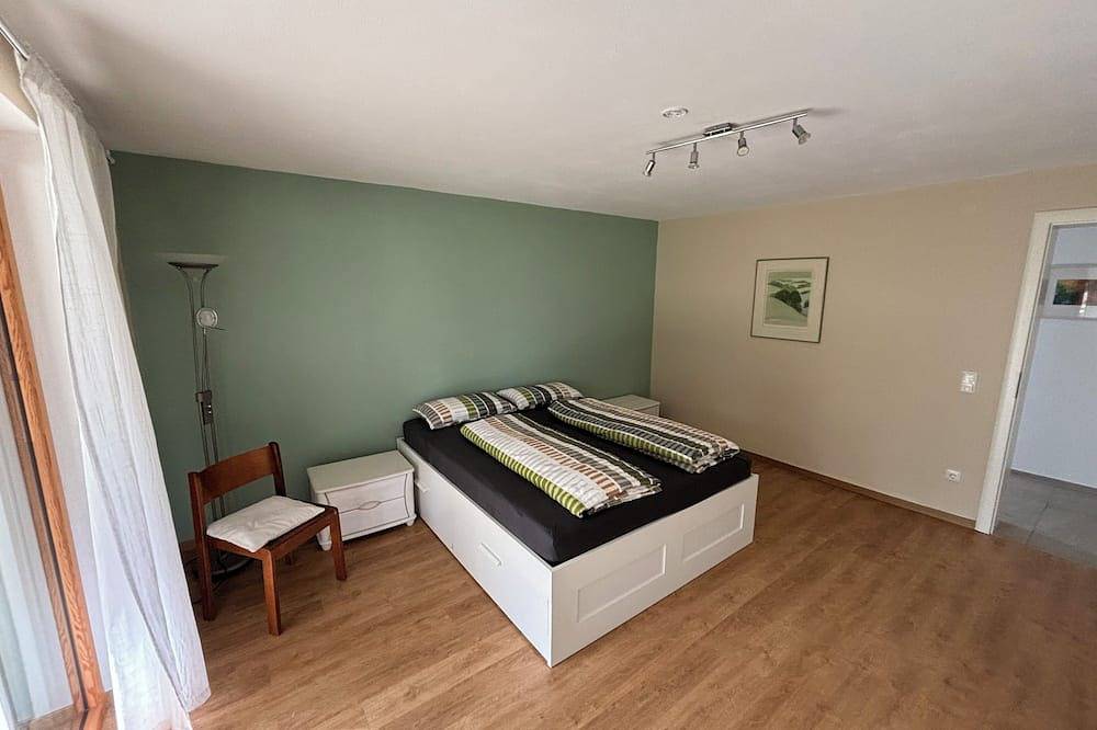 Ganze Wohnung, Stilvolle Ferienwohnung (110qm) mit Terrasse und schönem Garten in Wackersdorf, Ostbayern