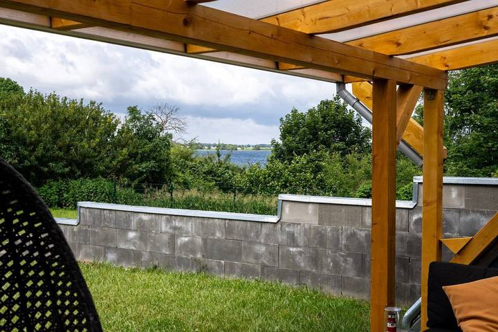 Ganze Wohnung, Modern ausgestattete haustierfreundliche Ferienwohnung fast direkt an der Müritz in Rechlin, Müritz