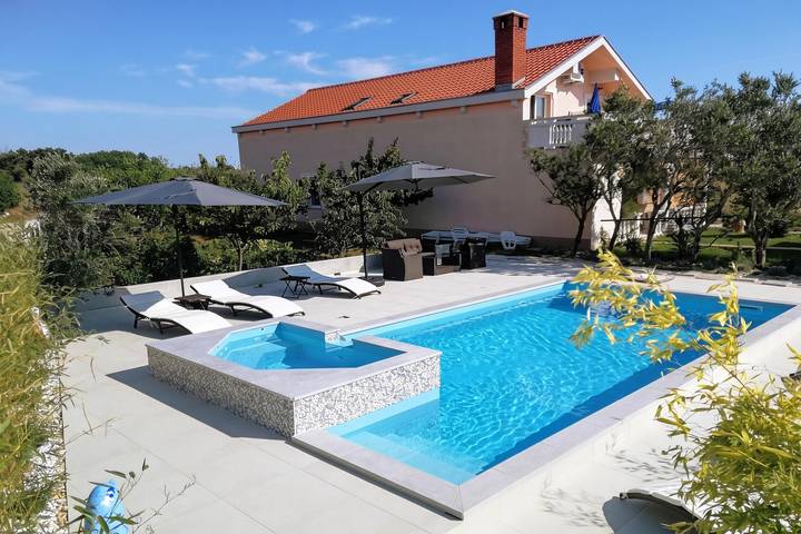 Ferienwohnung für 3 Personen, mit Terrasse und Kinderpool sowie Pool in Privlaka