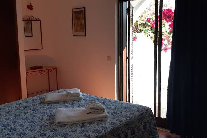 House in a quiet area with private pool and beautiful garden in Albufeira e Olhos de Água, District de Faro