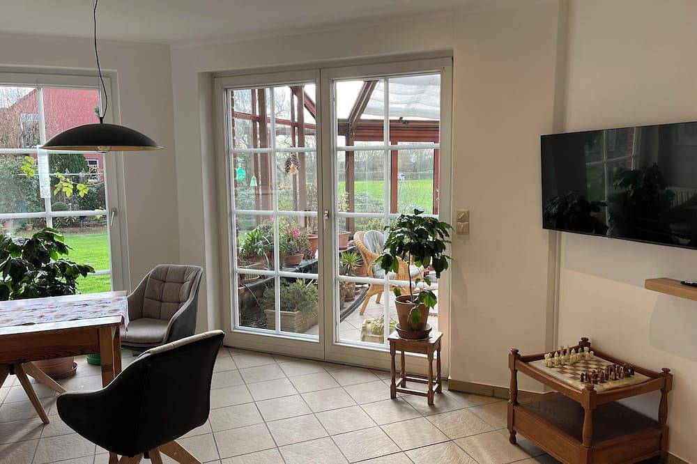 Ganze Wohnung, Zentral gelegene, ruhige Ferienwohnung mit Wintergarten und Blick auf die Werse in Sendenhorst, Kreis Warendorf