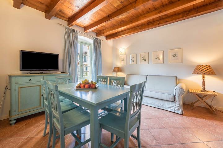 Apartamento entero, Apartamento 'Antica Torre Catullo' con vistas a la montaña, Wi-Fi y aire acondicionado in San Felice del Benaco, Montañas Garda