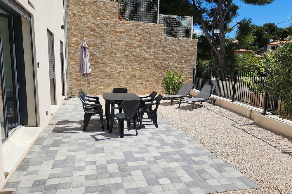 Entire apartment, Villa Faïsso Bas - apartment sleeps 6 & terrace - Sausset les pins-Côte bleue in Sausset-les-Pins, Istres region