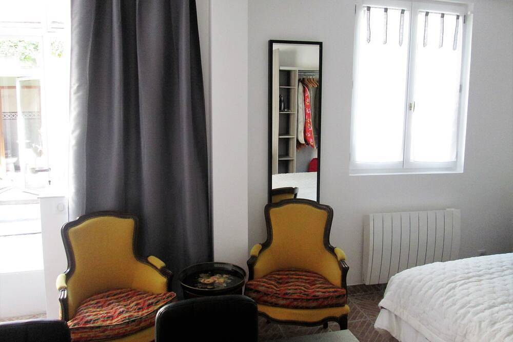 Appartement entier, L'Atelier, studio indépendant sur cour privée à 20 mn centre Paris par le Rer A in Maisons-Laffitte, Yvelines