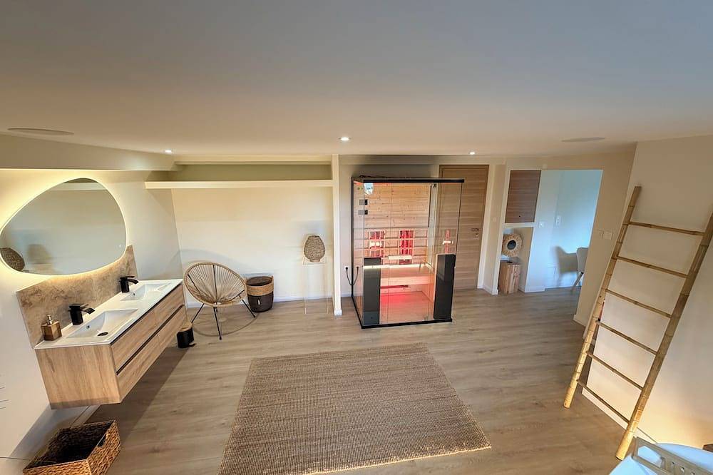 Suite Nordique avec vue lac sauna privatif et bain détente in Vesoul, Haute-Saône