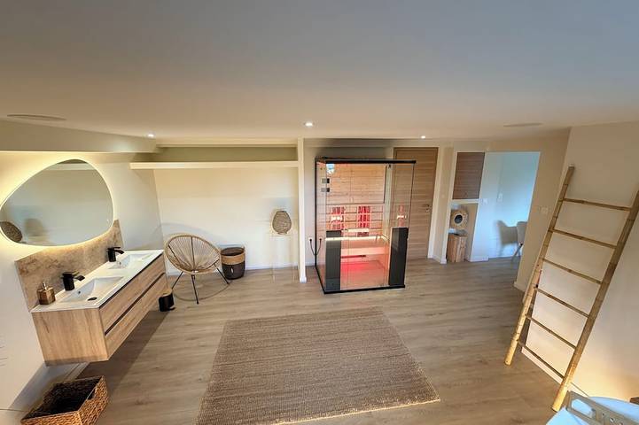 Suite Nordique avec vue lac sauna privatif et bain détente in Vesoul, Haute-Saône