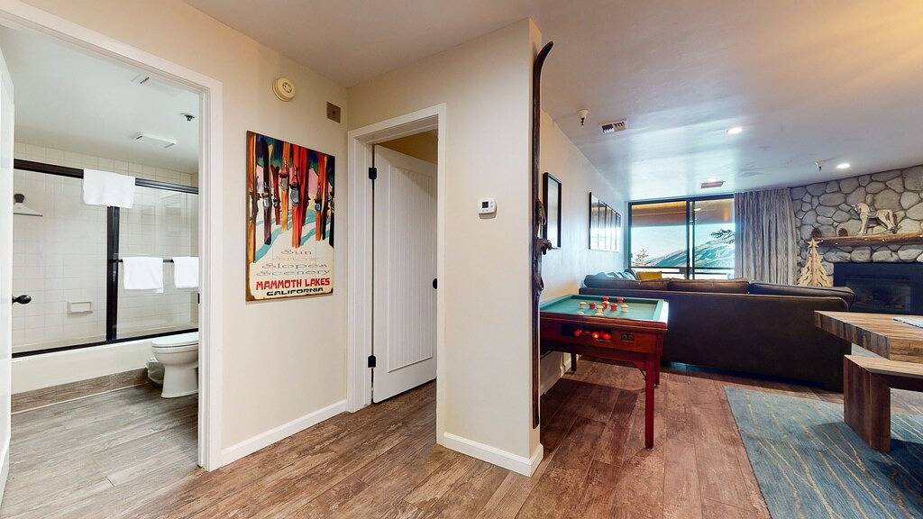 Ganze Wohnung, Umgestaltete, haustierfreundliche, atemberaubende Aussicht auf die Berge, in der Nähe von Lakes Basin Access in Mammoth Lakes, Mammoth Mountain