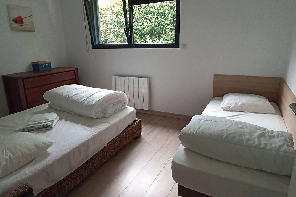 Nice cottage with swimming pool, 5 min from the beach, called \"Stibiden\". in Le Tour-du-Parc, Côte des Mégalithes