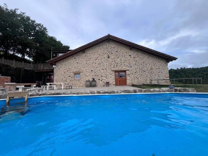 Location de vacances pour 8 personnes, avec piscine ainsi que jardin et vue à Ea - 2