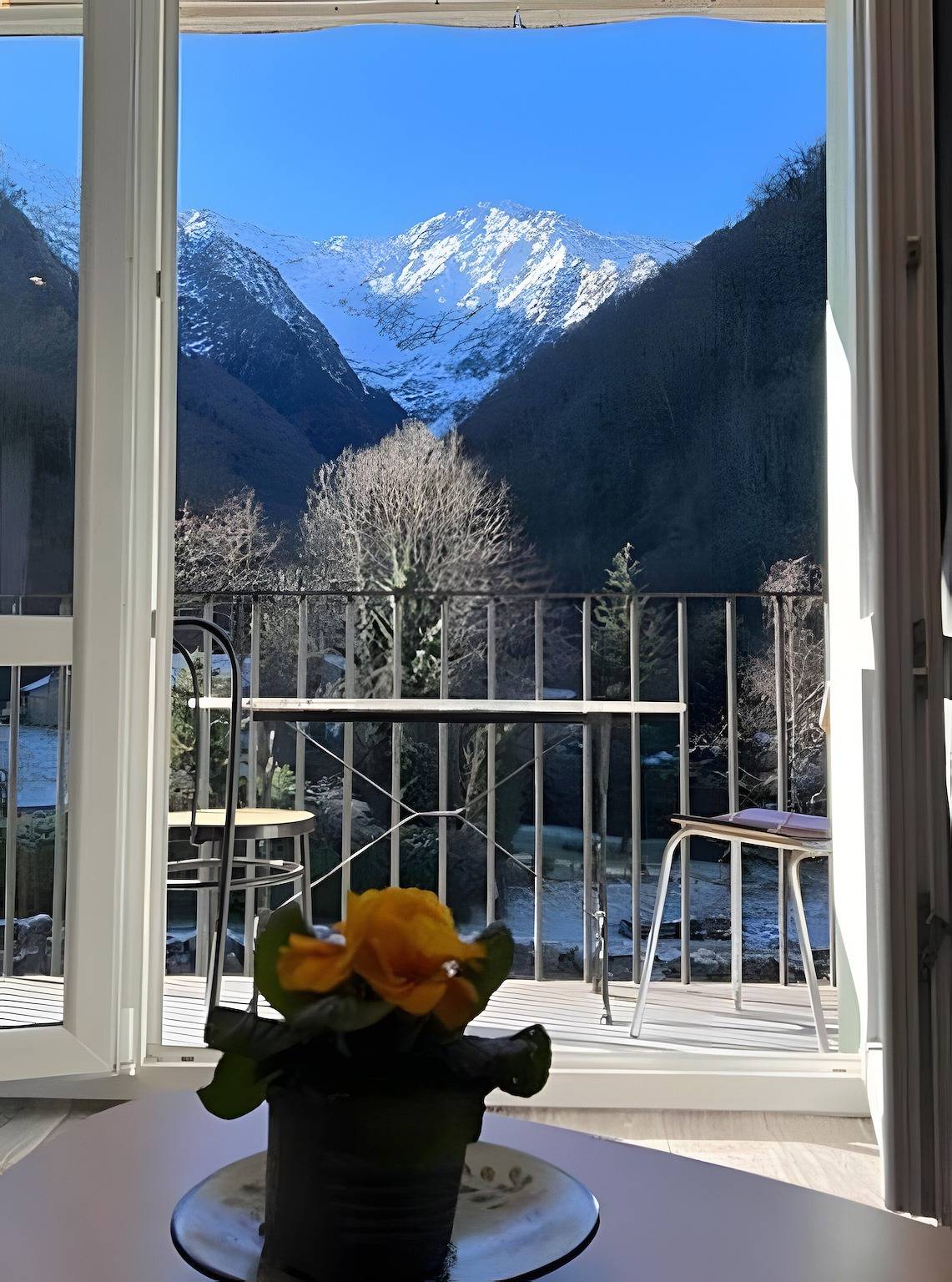 Apartamento entero, Apartamento “Gîte L'ors, tranquilidad y desconexión” con vistas a la montaña, jardín y Wi-Fi in Couflens, Parque Natural Regional de los Pirineos de Ariège