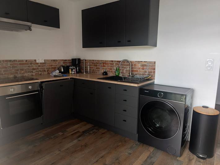 Hel lejlighed, 3-Bedroom Apartment Near Palais with Mountain View, Wi-Fi, and Air Conditioning in Valence, Valence Området