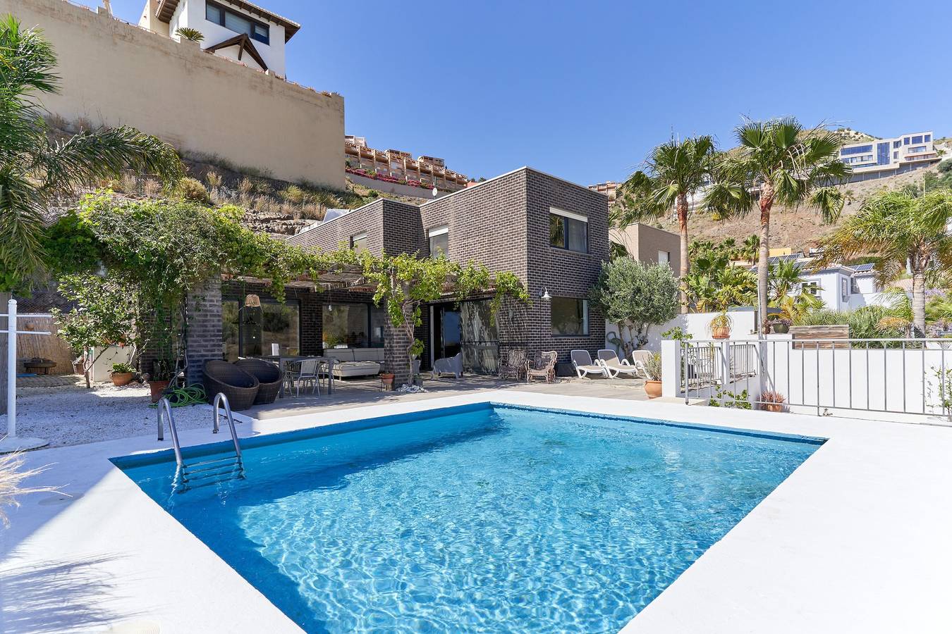Spectaculaire Villa Casa Negra met Zeezicht, Zwembad, Tuin & Wi-Fi in Torrox Costa, Torrox