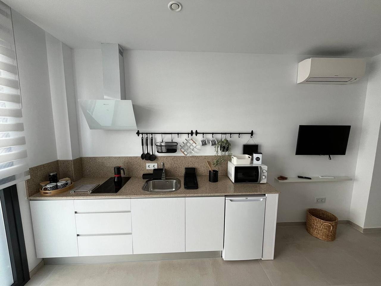 Estúdio inteiro, Estúdio confortável "Black&White" com excelente localização, ideal para casais in Playa de Los Lances, Tarifa (Espanha)