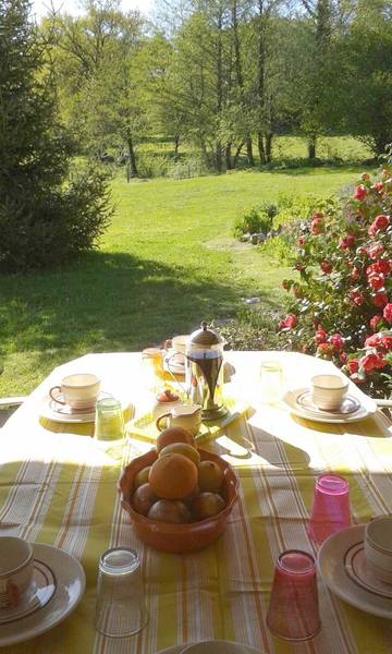 Chambre d’hôte pour 4 personnes, avec vue et jardin à Saulgond
