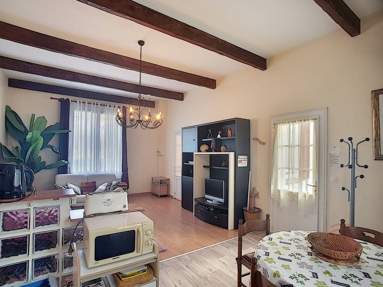 Appartement entier, Charmant F2 avec terrasse près du centre et des thermes, animaux acceptés, options de services disponibles in Lamalou-les-Bains, Région de Béziers