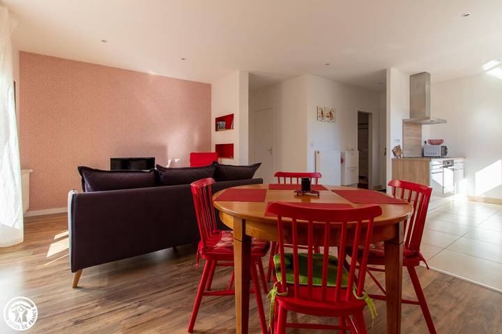 Gîte pour 4 personnes, avec Terrasse ainsi que Jardin et Vue à Murol