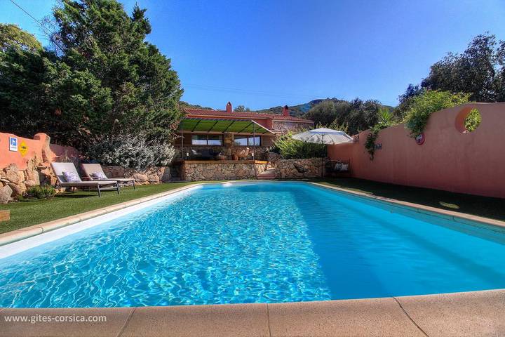 Gîte pour 4 personnes, avec Terrasse ainsi que Jardin et Piscine