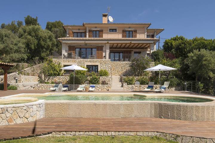 Villa für 12 Personen, mit Balkon und Whirlpool sowie Terrasse und Garten in Palma