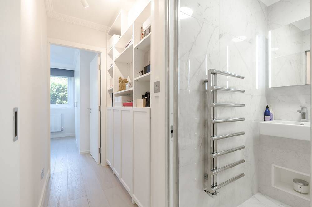 Entire apartment, Renovated Flat - Air conditioning/ Super King bed in Kensington and Chelsea, London