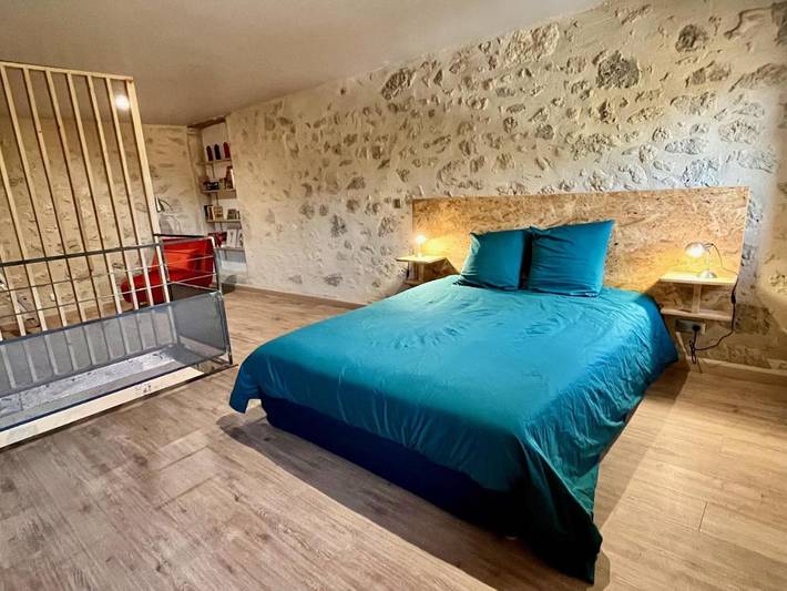 Location de vacances pour 3 personnes, avec Terrasse ainsi que Jardin et Piscine à Espiens