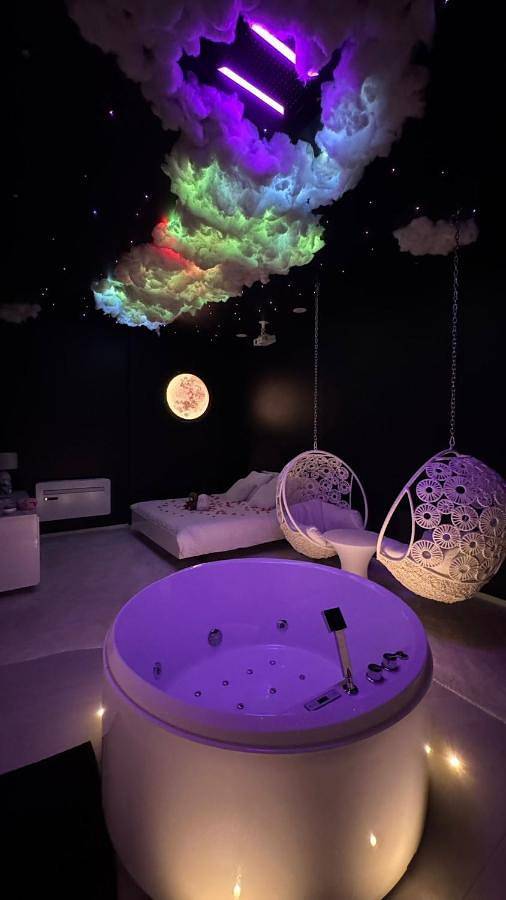 Love room Air in Jujurieux, Nantua