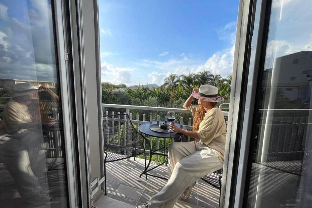 Ganze Wohnung, Art Studios Gialova  with King Size Bed  Garden View Balcony 5\" to the beach in Messenien