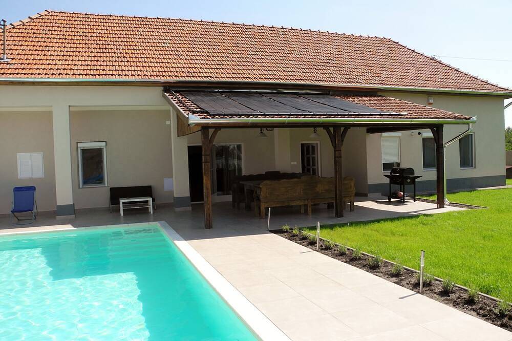 Familienfreundliches Ferienhaus mit beheiztem Pool für 11 Personen + 2 Kinder in Poroszló, Heves megye