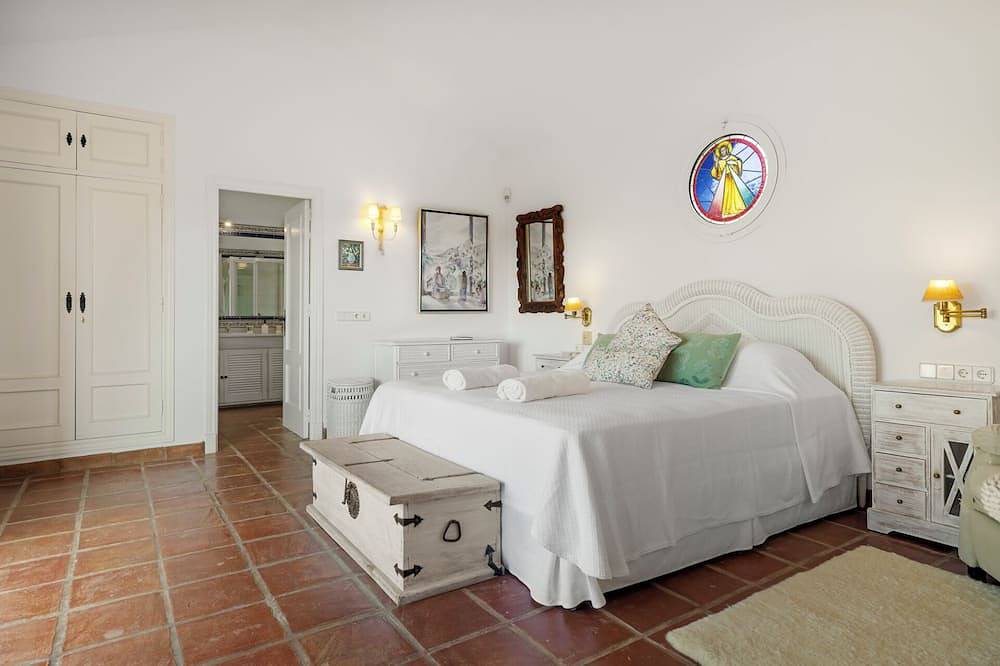 Casa Beaumont - Beautiful 5-Bed Villa w Private Pool & Stunning Views in Sotogrande, San Roque