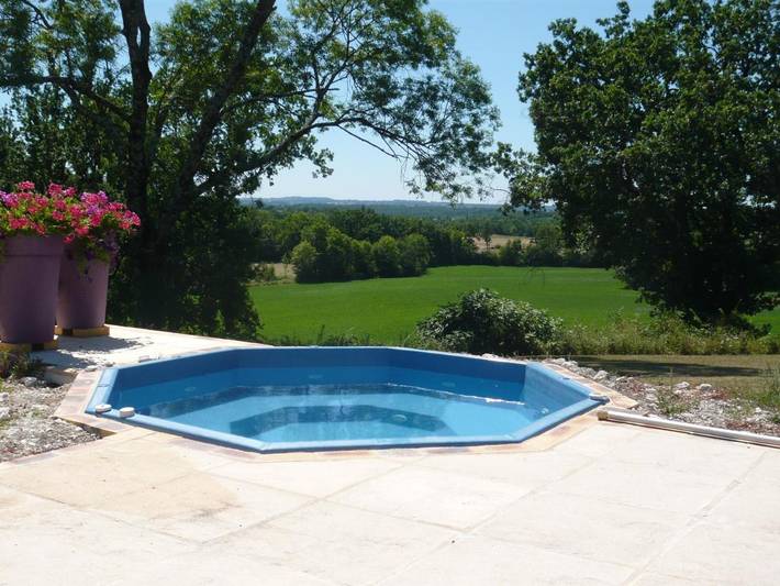 Location de vacances pour 2 personnes, avec terrasse et vue ainsi que jardin et piscine à Boisse - 4