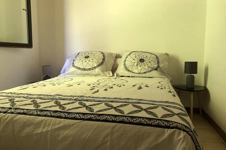 Gîte pour 6 personnes, avec piscine ainsi que jardin et terrasse à Simeyrols - 4