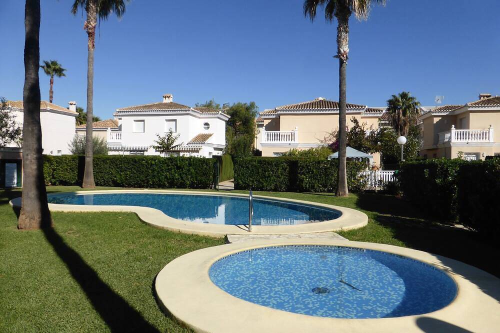 Cozy house, right on the beach and on the golf course in a quiet urbanization in Oliva, Costa Blanca