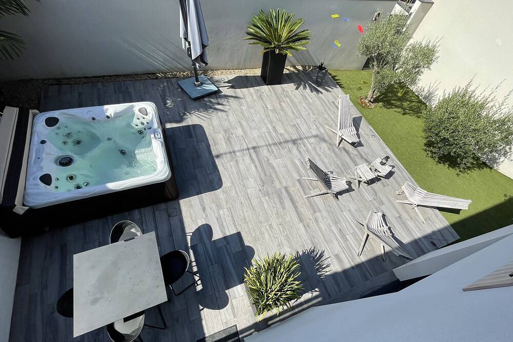 Casa 4 pers jardín cerrado, jacuzzi privado, terraza, playas, tiendas 400 m in Arradon, Côte des Mégalithes