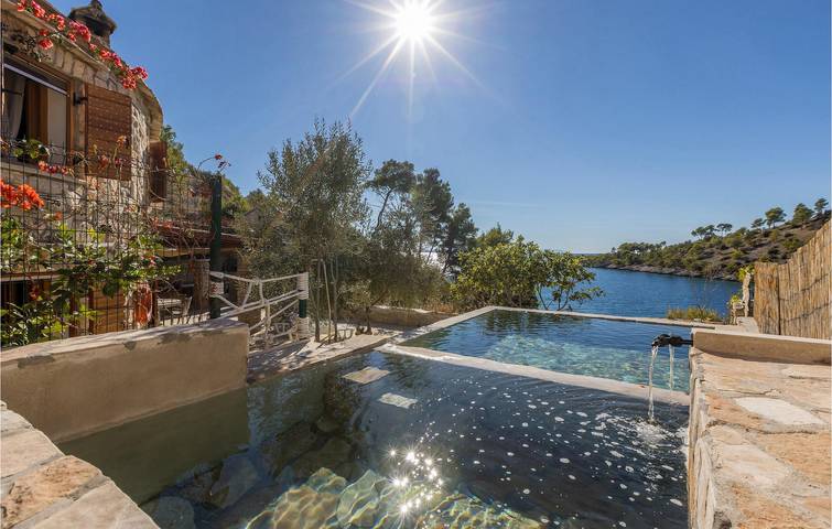 Modernes Apartment mit 2 Schlafzimmern, Pool, WLAN und nur wenige Schritte von der Küste entfernt in Milna, Brac