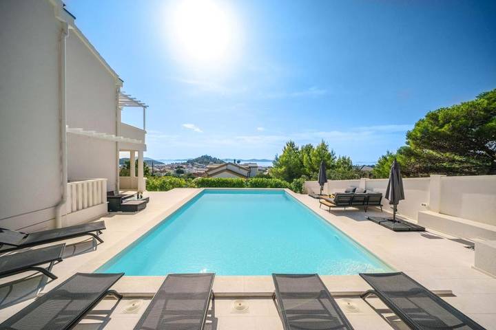 Villa pour 8 personnes, avec piscine ainsi que jardin et vue à Tribunj