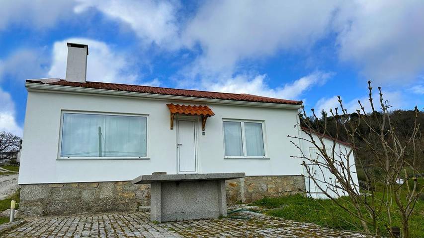 Casa de férias para 4 pessoas, com vista e terraço e ainda jardim em Trancoso (Portugal)