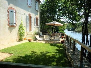 Gîte pour 8 personnes, avec vue sur le lac ainsi que jardin et vue à Château-Guibert