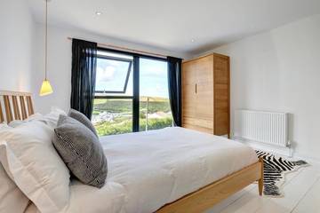 Holiday Home for 8 People in Mawgan Porth, Cornwall, Photo 3