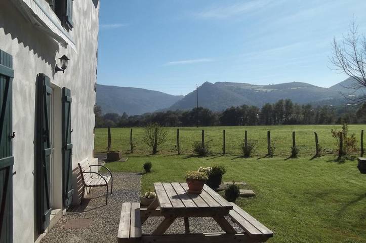 Location de vacances pour 8 personnes, avec vue ainsi que terrasse et jardin à Bidarray