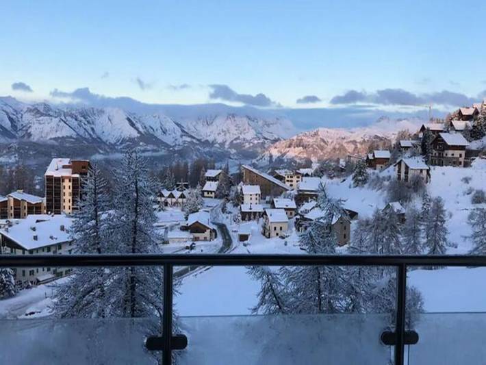Gîte pour 4 personnes, avec terrasse, adapté aux familles à Péone