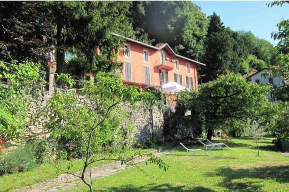 Appartement entier, Villa Rossa, magnificent garden and view on the lake at only 10 min. from Como in Commune de Torno, Lac de Côme