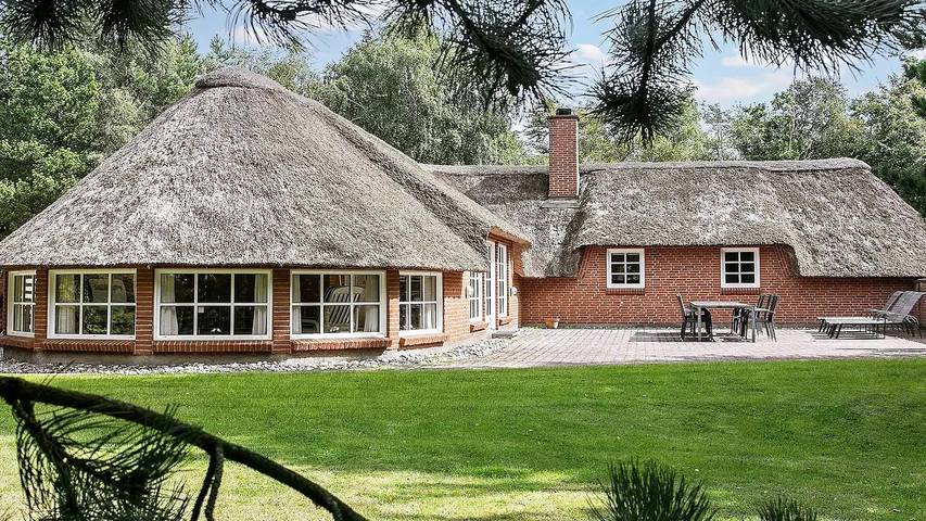 Ferienhaus für 13 Personen, mit Terrasse und Pool sowie Sauna in Marielyst