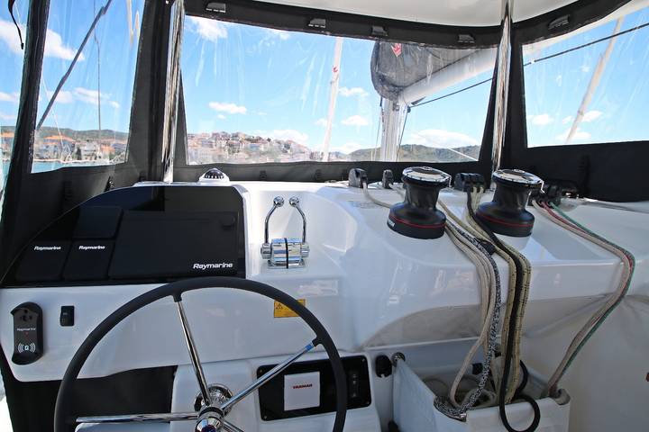 Boat for 6 people, with hot tub in England