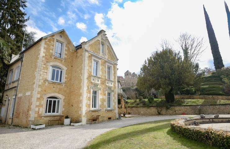 Gîte pour 10 personnes, avec Terrasse ainsi que Jardin et Piscine à Gourdon