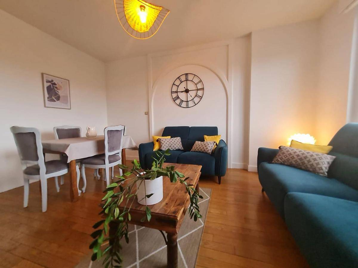 Double Room with Private Bathroom in Annemasse, Région de Saint-Julien-en-Genevois
