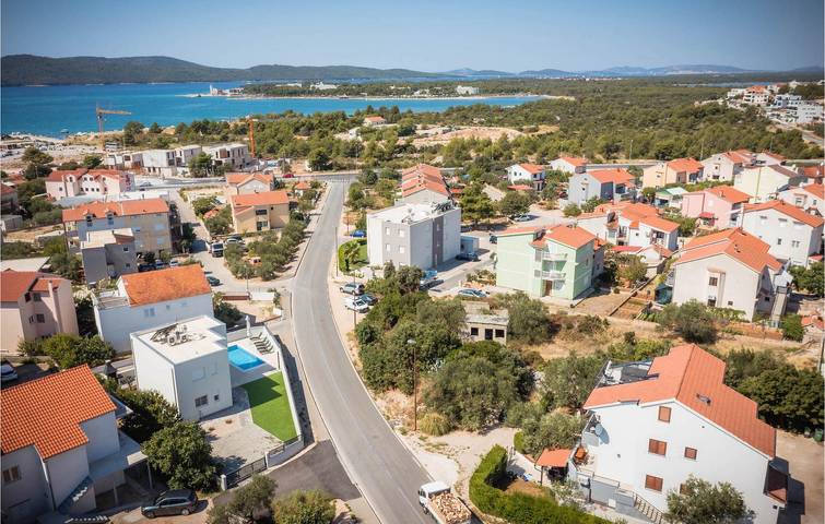 Cozy 1-Bedroom Apartment with Pool, 1km from Beach in Sibenik, Šibenik-Knin