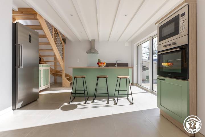 Gîte pour 12 personnes, avec vue et jardin, animaux acceptés à Rochefort-Montagne - 2