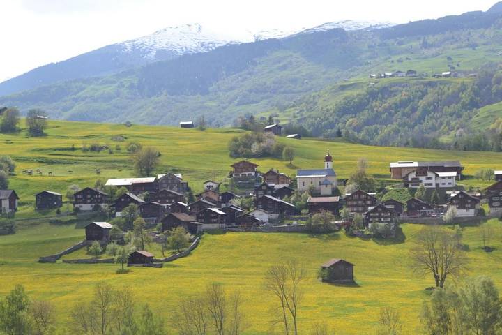 Ferienhaus für 8 Personen, mit Terrasse und Whirlpool sowie Garten und Ausblick in Lumnezia