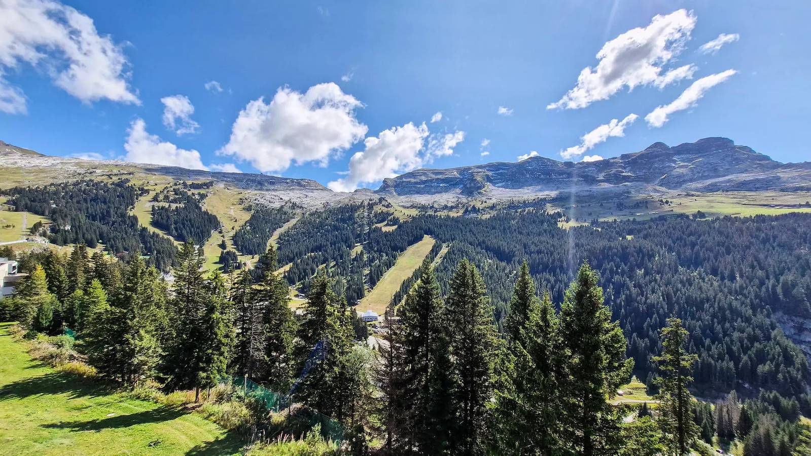 Entire apartment, Renovated apartment · Resort center · Balcony · Covered parking in Flaine, Grand Massif