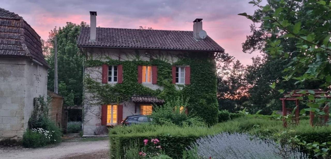 Gîte Le Pavillon dans le parc du Château Lescaut in Montignac-de-Lauzun, Région de Marmande
